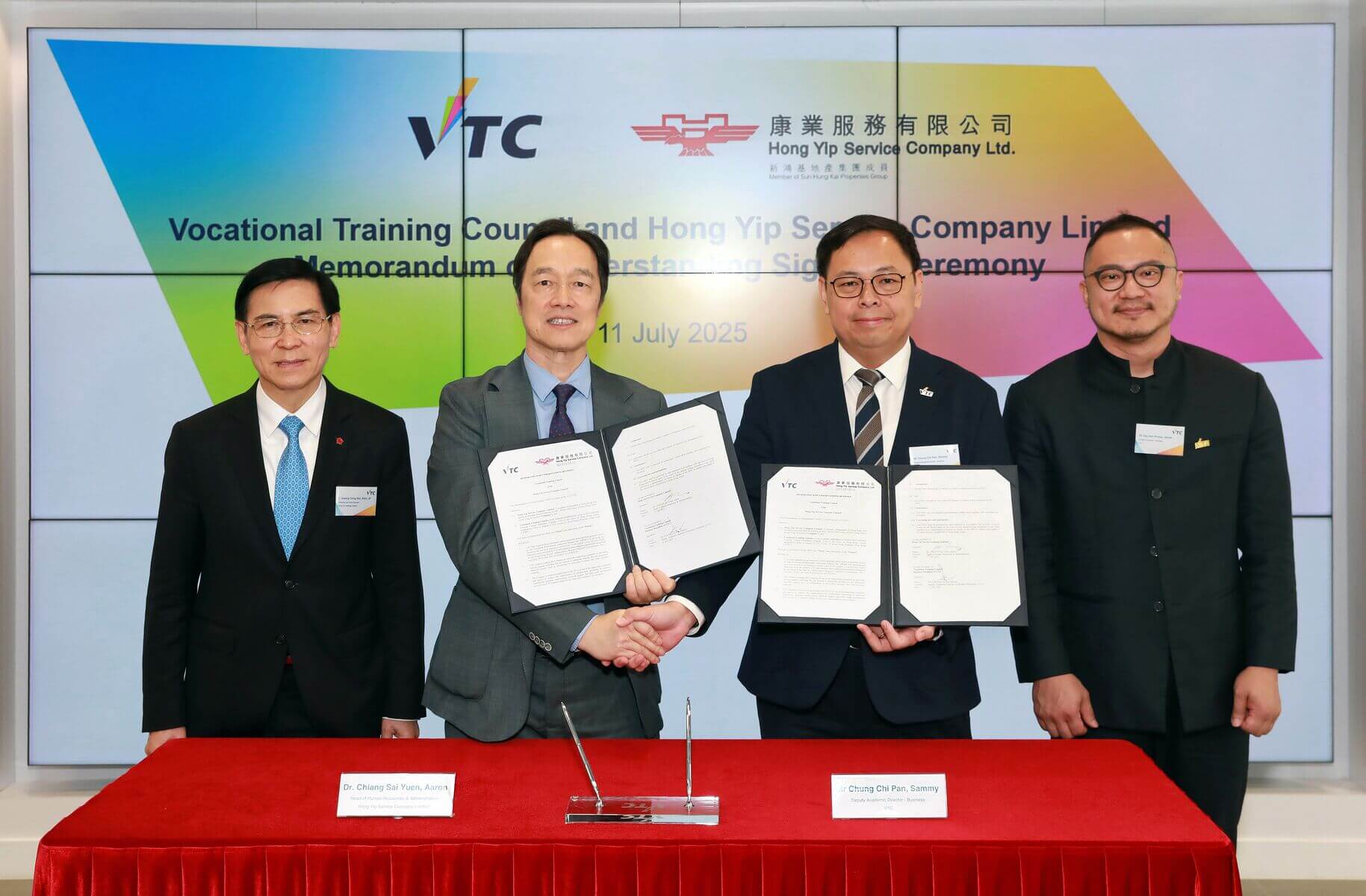 Witnessed by Alkin Kwong, Chairman and Chief Executive of Hong Yip (back row, left) and James YAP, Academic Director of Business Discipline of VTC (back row, right), the MOU was signed by Aaron Chiang, Head of Human Resources & Administration of Hong Yip (front row, left) and Sammy Chung, Deputy Academic Director, Business Discipline of VTC (front row, right).