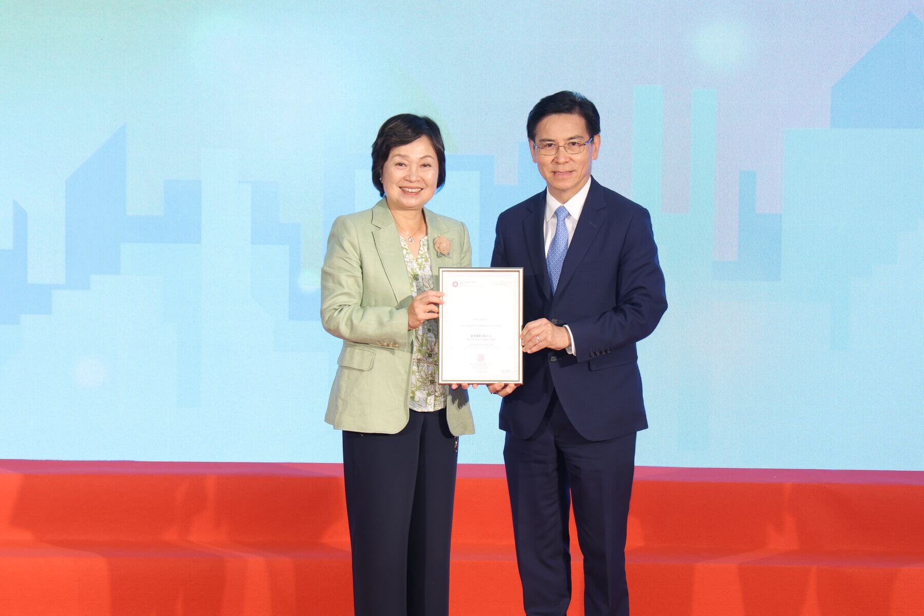 Mr Alkin Kwong (right), the Chairman and CEO of Hong Yip, received the “QF Gold Star Employers” Certificate from Dr Choi Yuk-lin (left), the Secretary for Education, at the “Qualifications Framework (QF) Partnerships Commendation Ceremony 2025” held on 16 September.